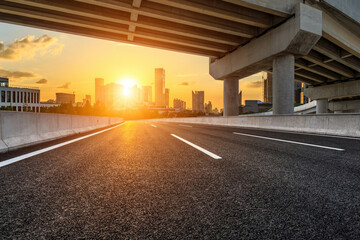 七座汽车是六年免检吗