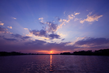 一双翅膀一个b是什么车